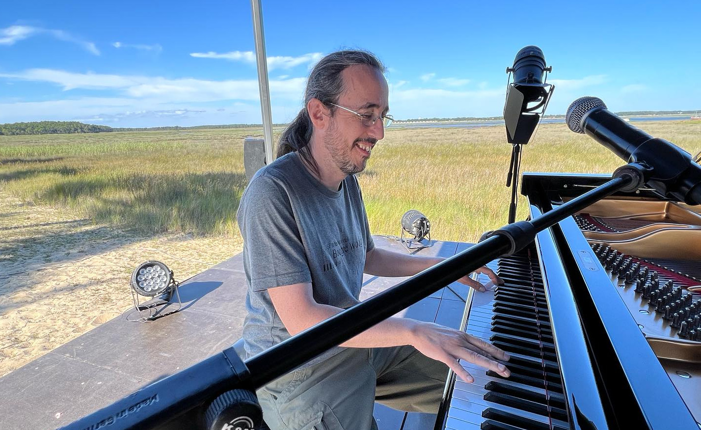 LE 17 AOÛT 2023 LE HOT CLUB MARENNES-OLÉRON & LE FESTIVAL  UN PIANO DANS LA PINÈDE  PRÉSENTENT  LE LLUIS COLOMA TRIO 